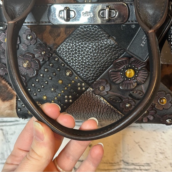 Coach Swagger - Picture 8 of 15